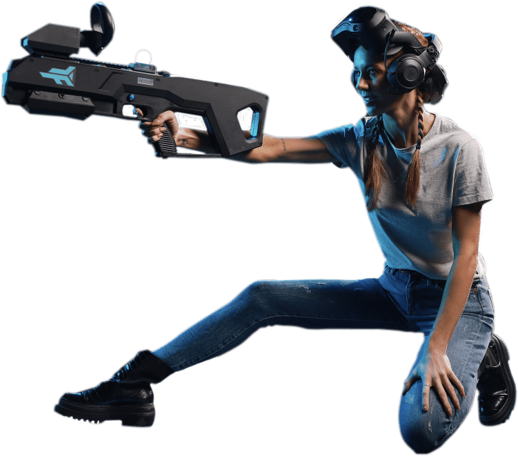Une femme tenant un fusil de realite virtuelle chez Zero Latency Une femme tenant un fusil de realite virtuelle chez Zero Latency